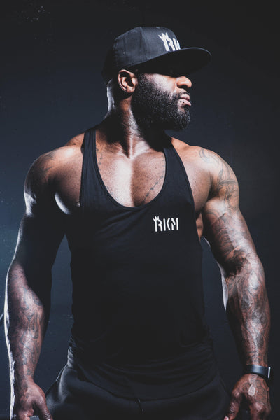 PERFORMANCE SCOOP STRINGER - BLACK - REP KINGS MOVEMENT